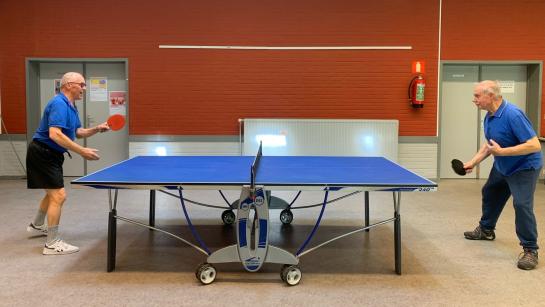 Twee personen zijn aan het pingpongen in het LDC