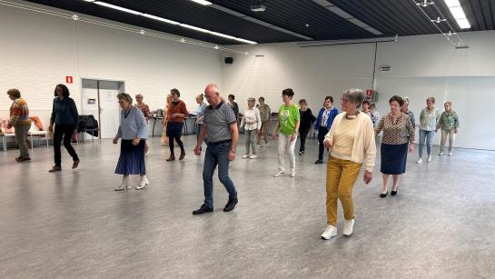 Een groep neemt deel aan de les lijndansen in het LDC