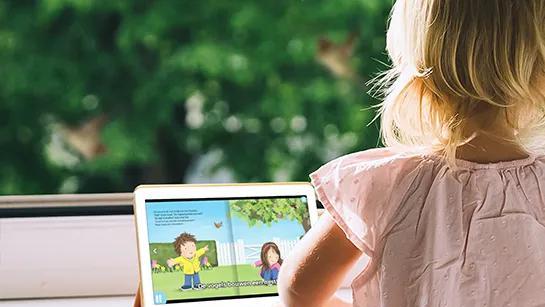 Kindje die bezig is met een Fundel