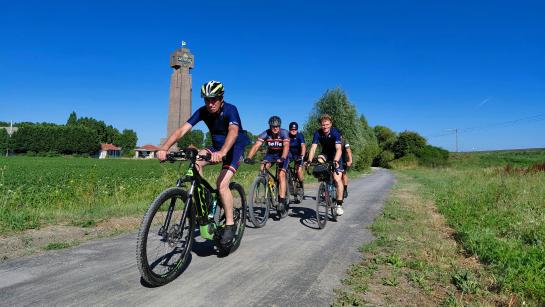 Enkele fietsers testen de gravelroute Frontzate uit.