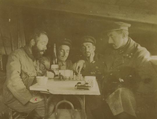 Soldaten spelen een spel