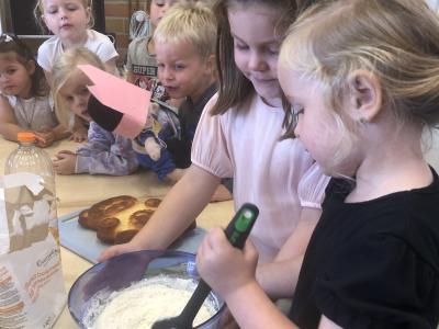 2 kleutertjes maken deeg voor de verjaardagscake.