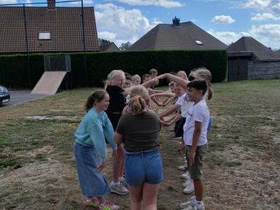 Leerlingen spelen een kennismakingsspel.