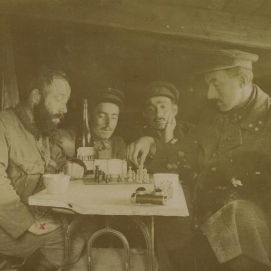 Soldaten spelen een spel